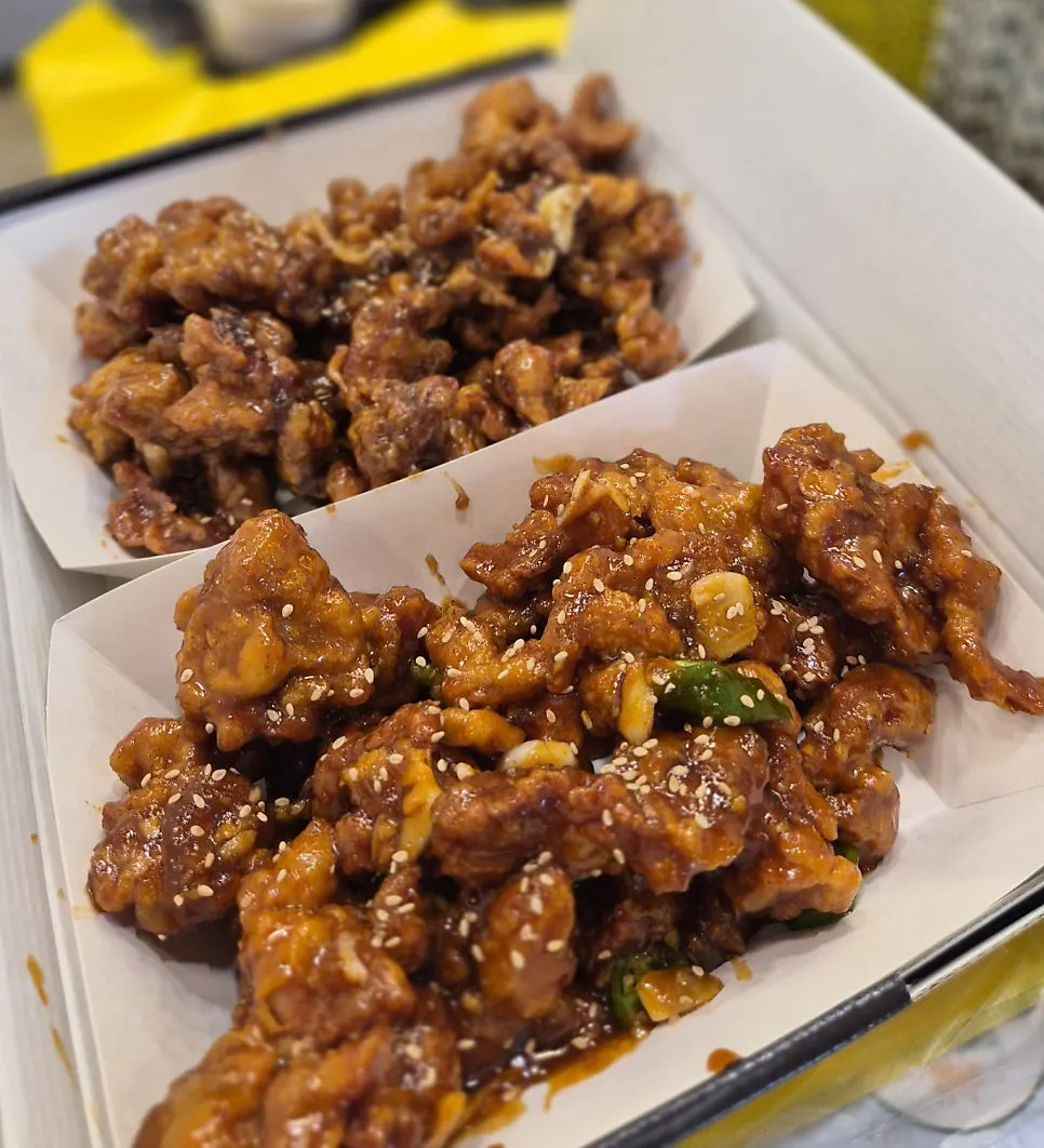 간장맛과 매운맛 반반으로 나온 닭강정 대자