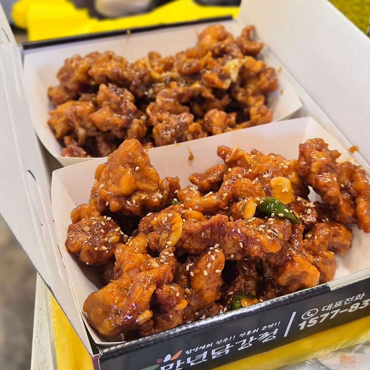 숙소에서 먹은 포장 닭강정 반반