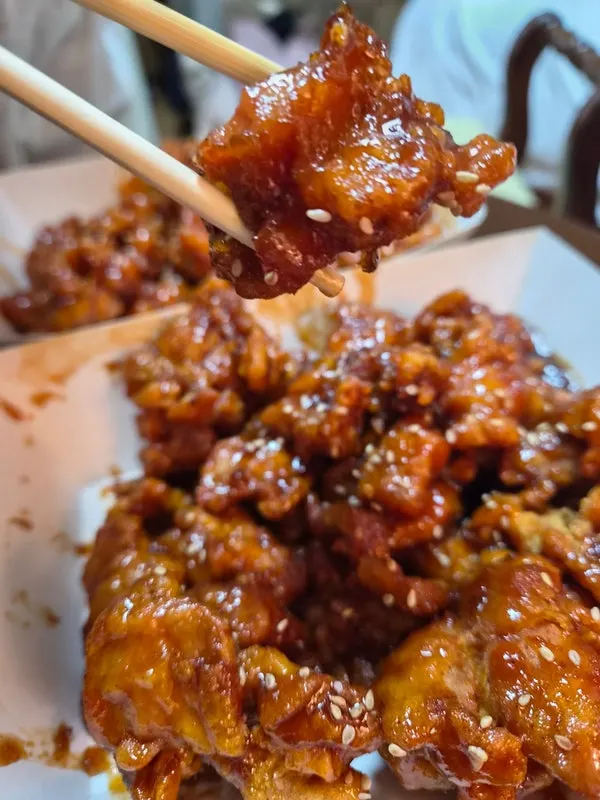 Dakgangjeong showing little color difference between soy sauce and mild flavors