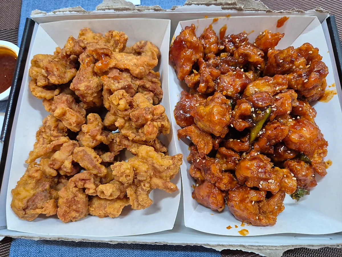 후라이드와 매운맛 반반으로 담긴 만년닭강정 대자