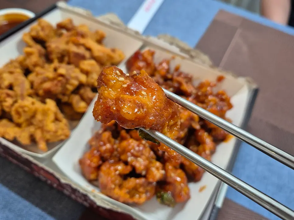양념이 묻은 매운맛 닭강정 조각