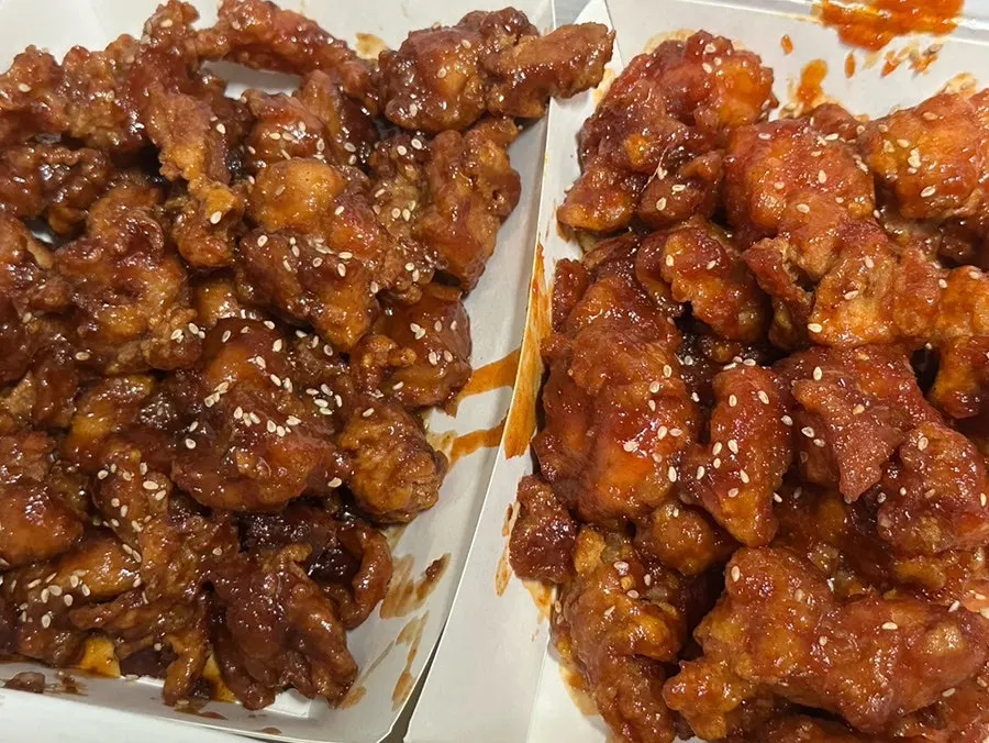 포장해 온 간장반 순한맛반 닭강정 대짜