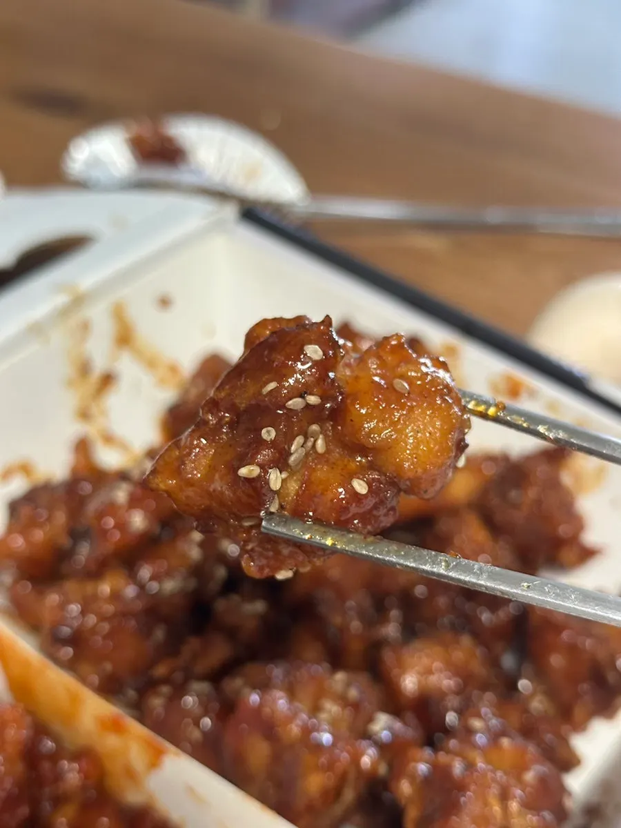 달콤한 양념을 입힌 순한맛 닭강정