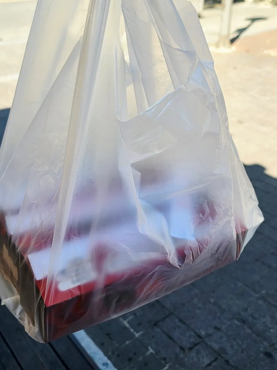 매장 밖에서 포장 대기하는 공간