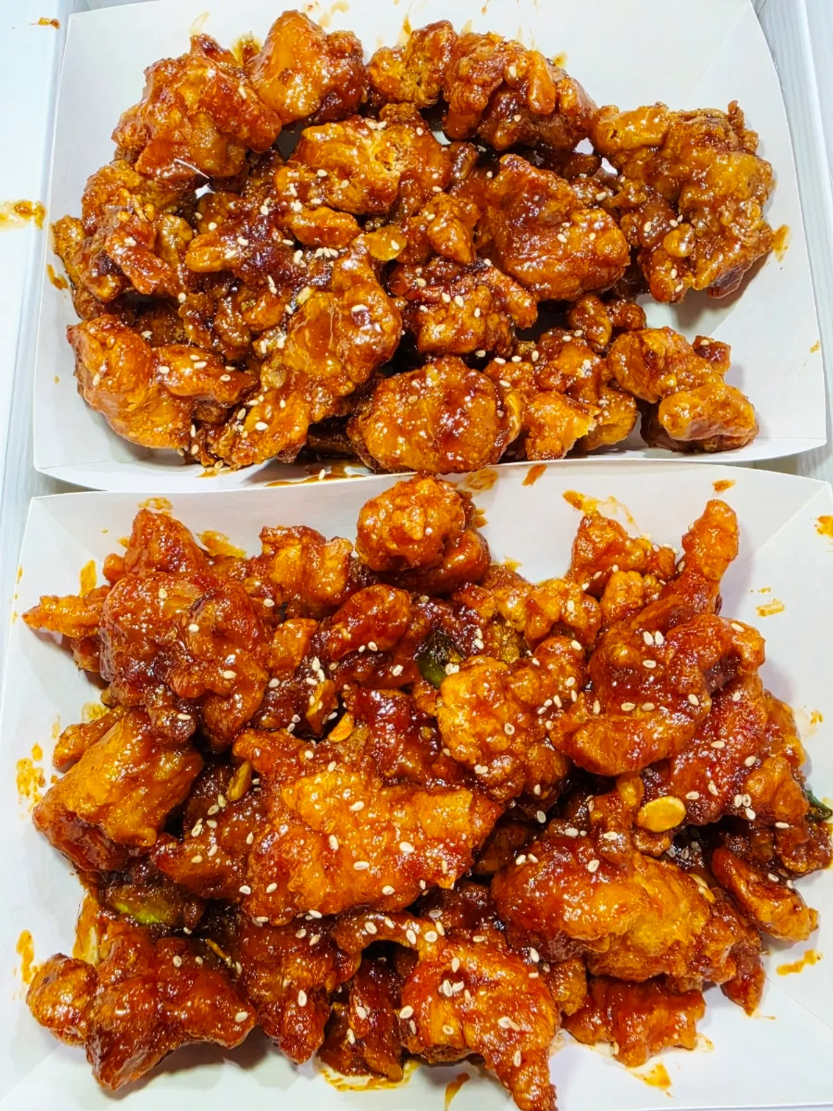 간장맛과 매운맛 반반으로 담긴 닭강정 대자