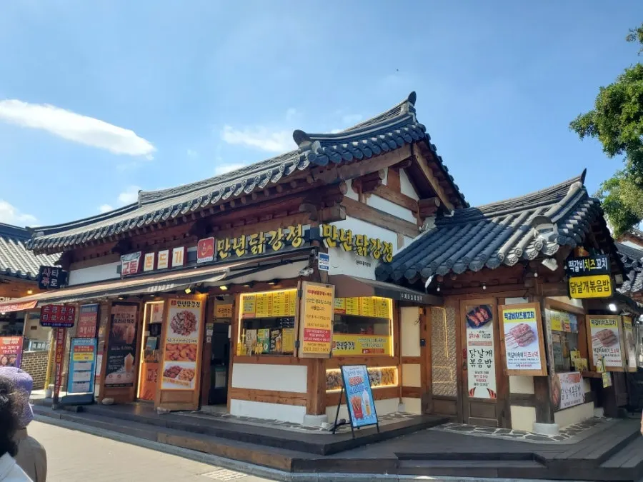 일요일 오전 한가한 한옥마을 거리