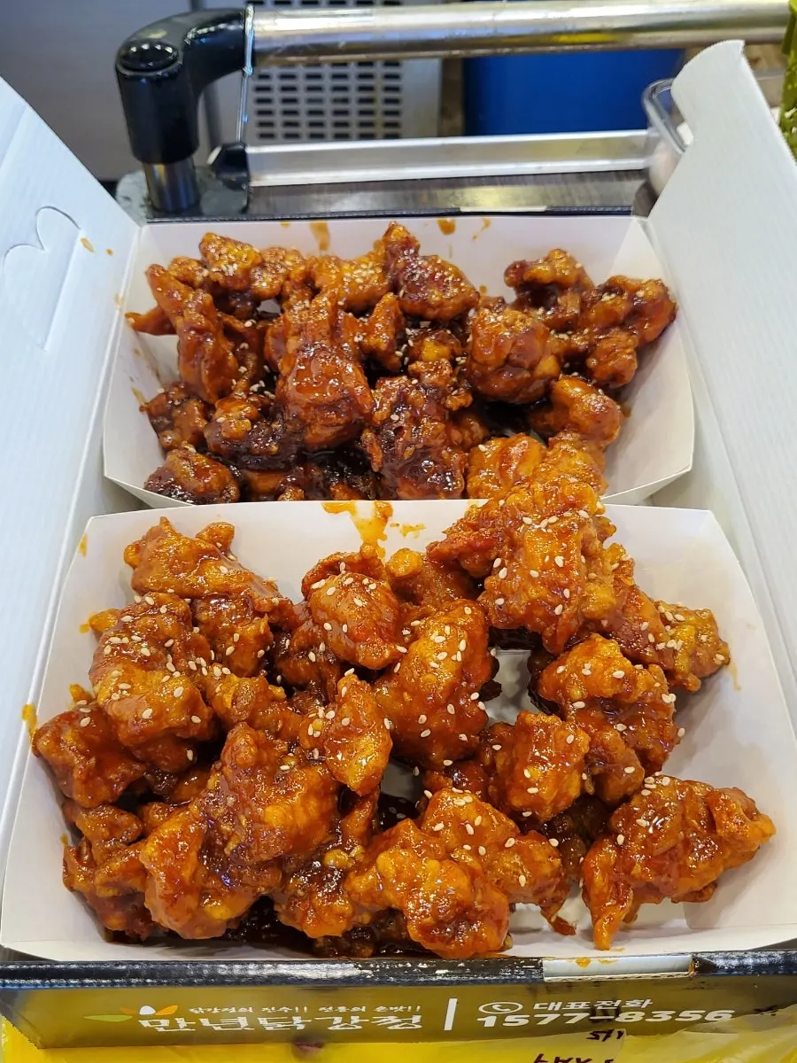 순한맛 간장맛 반반 대 사이즈 닭강정 포장