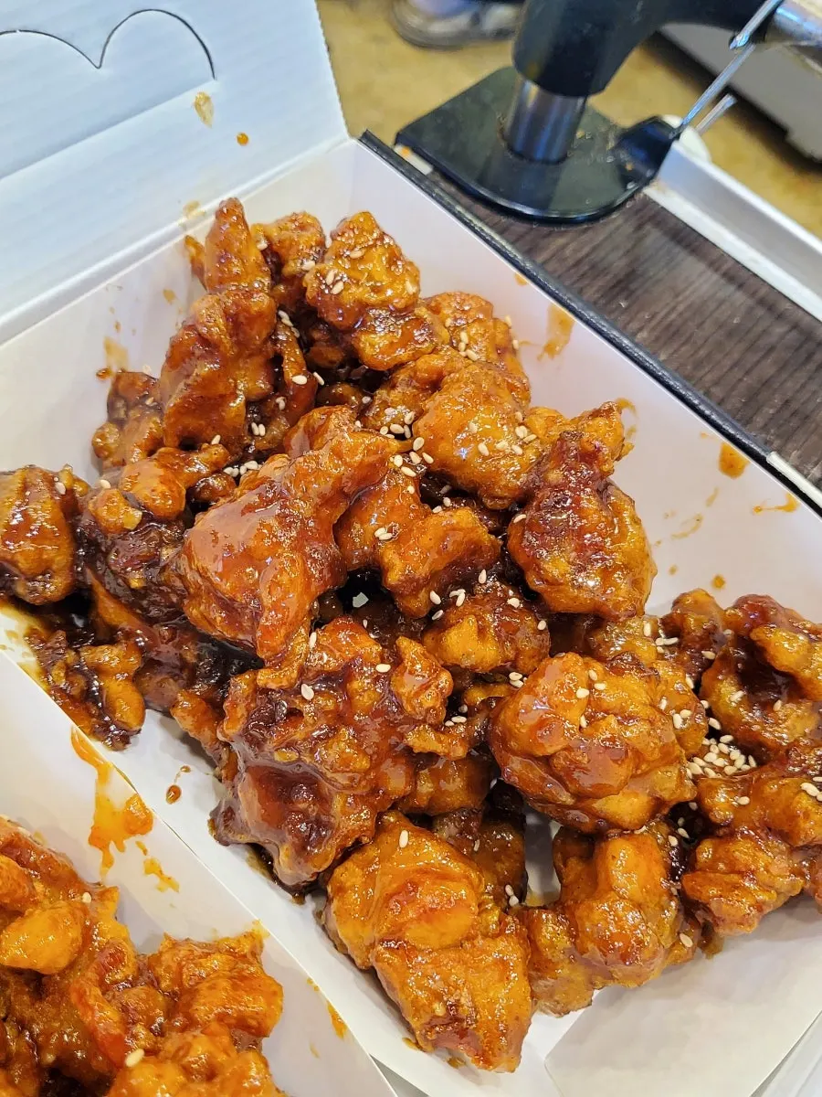 순한맛과 간장맛 닭강정 반반 담긴 용기