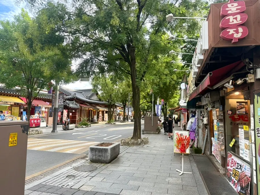 Street food scene along Taejo-ro in Jeonju Hanok Village