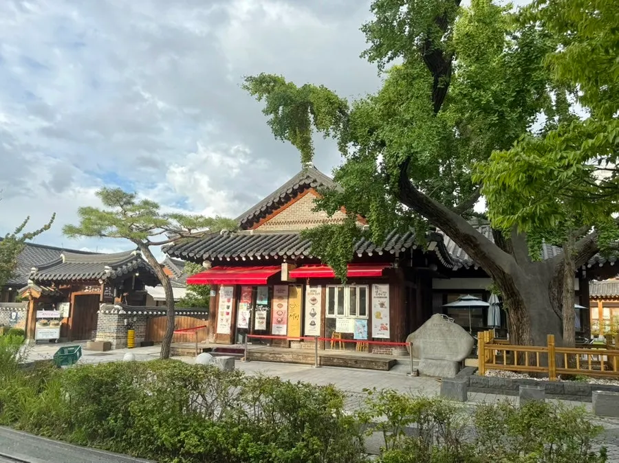 Taejo-ro leading toward Gyeonggijeon Shrine in the Hanok Village