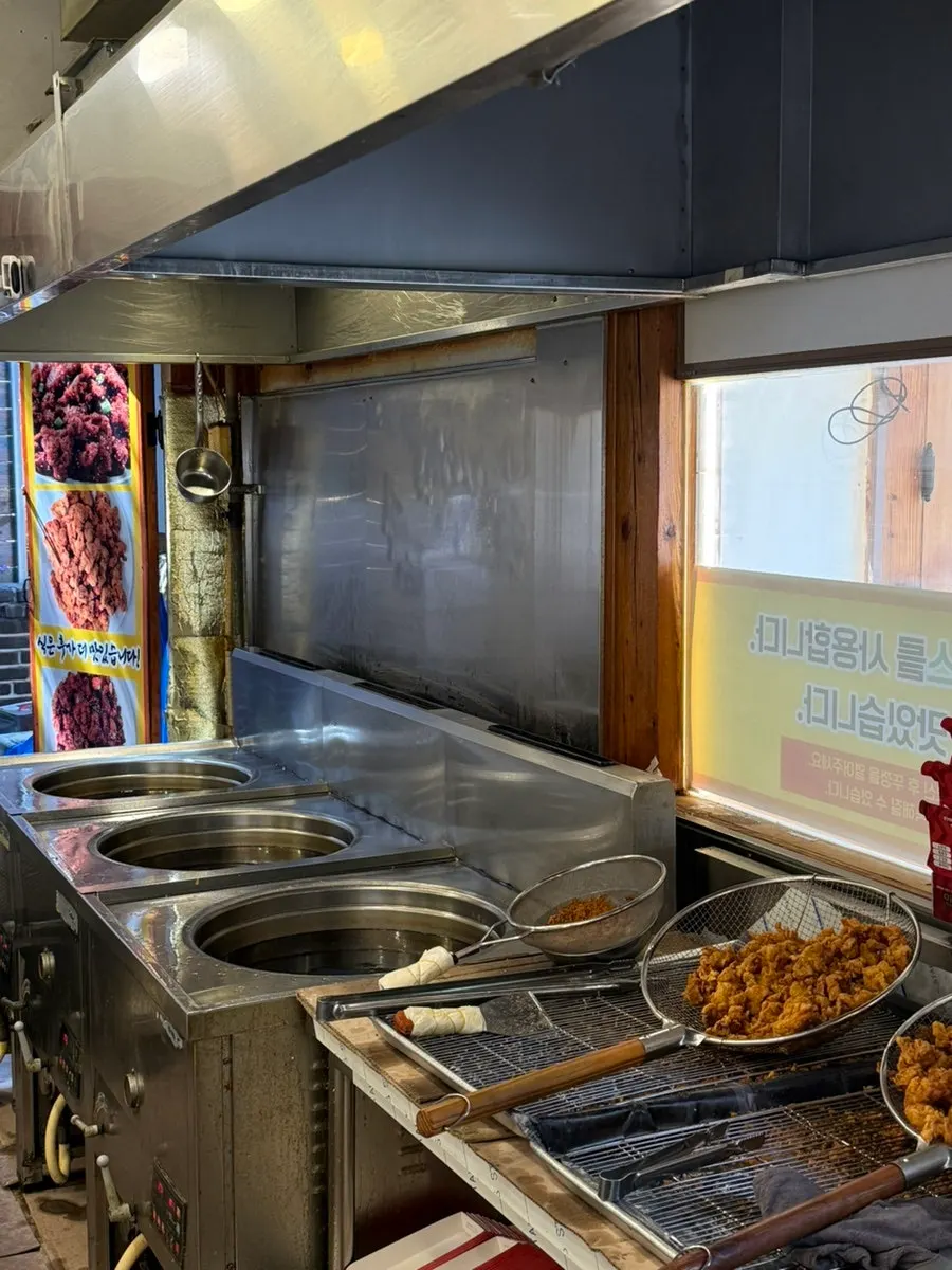 Takeout-only interior of Mannyeon Dakgangjeong