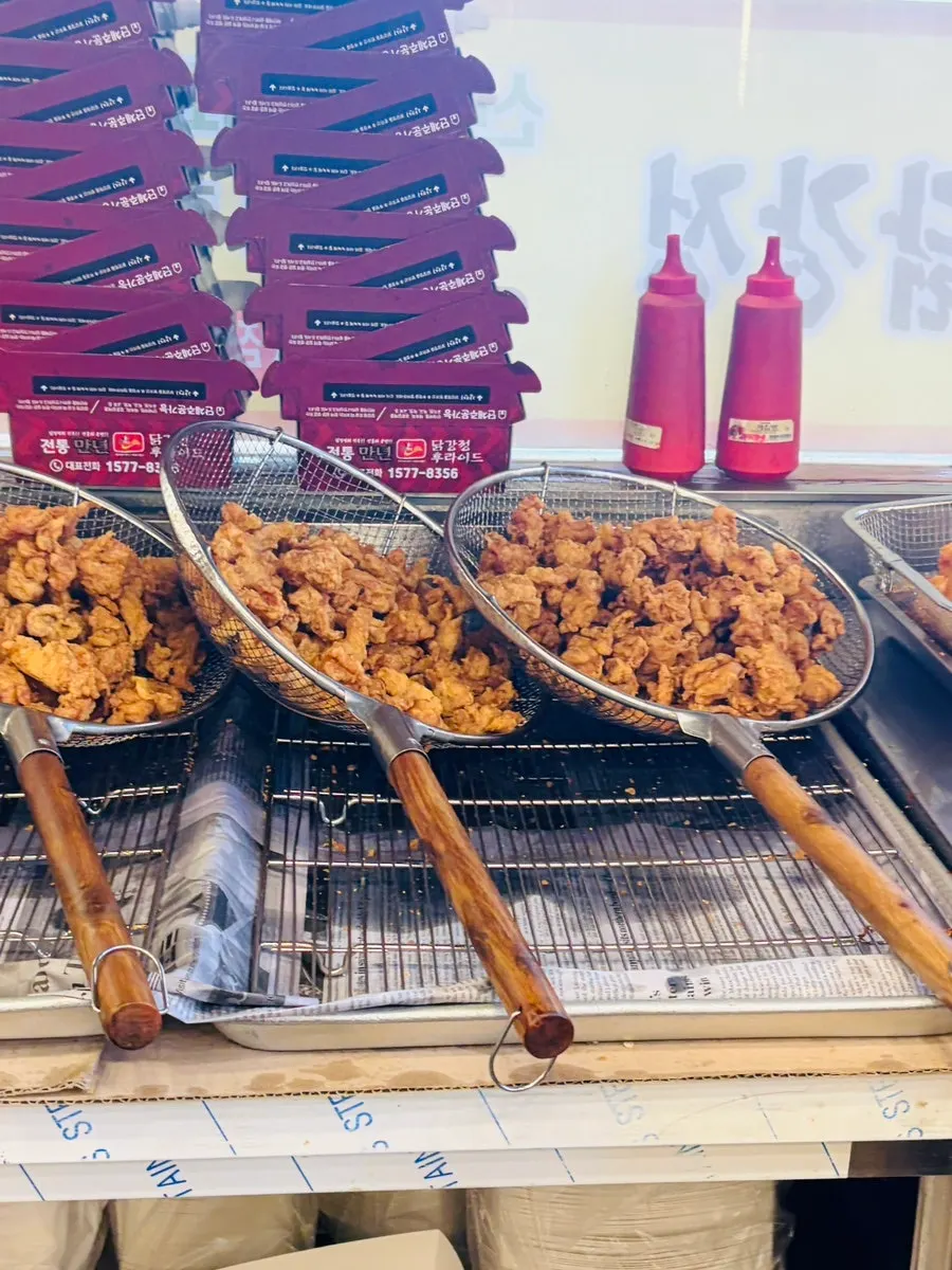 Freshly fried, crispy pieces of dakgangjeong