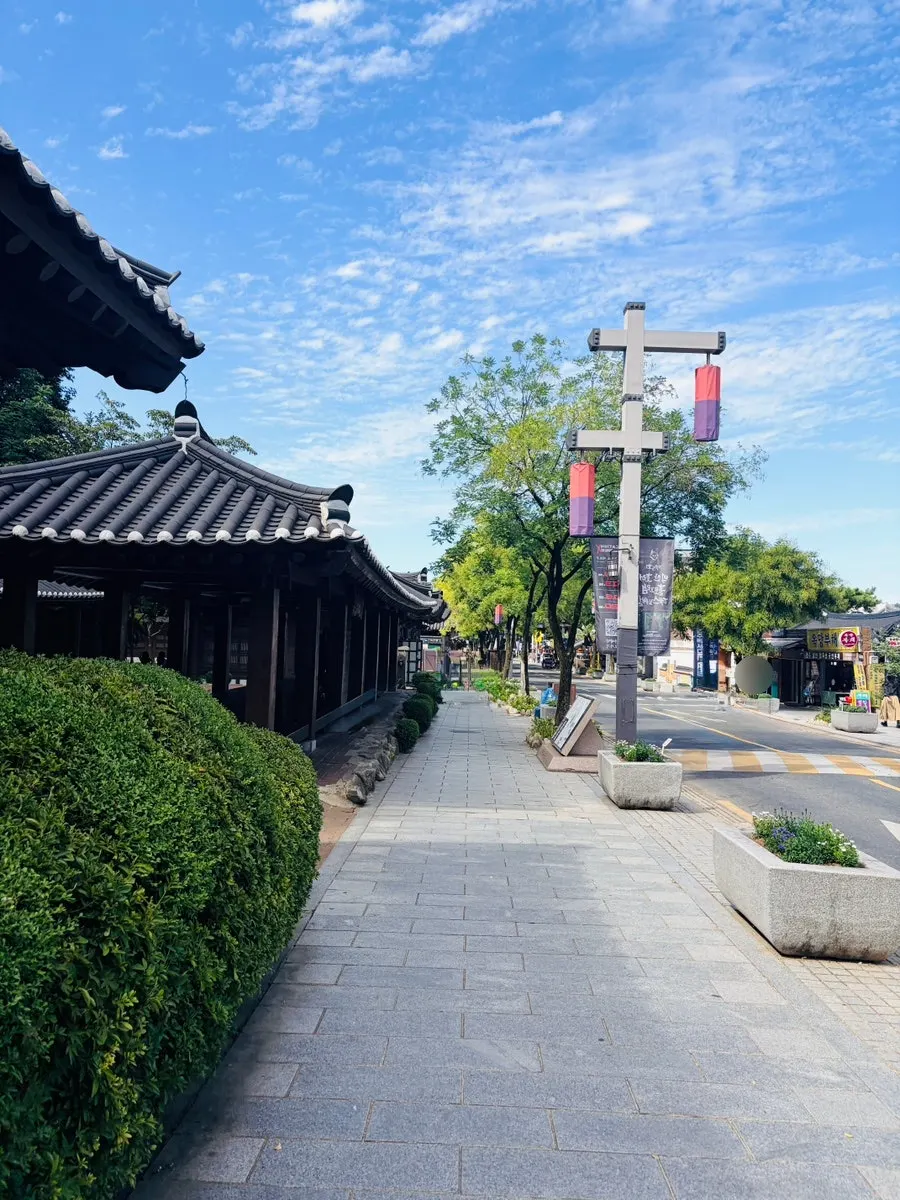 Storefront of Mannyeon Dakgangjeong's Hanok Village location