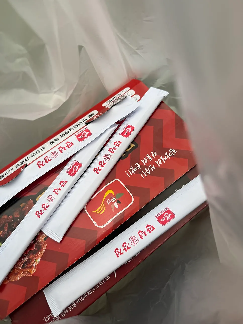 Mannyeon Dakgangjeong takeout box with text about fresh fruit sauce