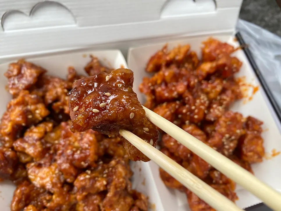 양념과 간장 반반으로 담긴 순살 닭강정