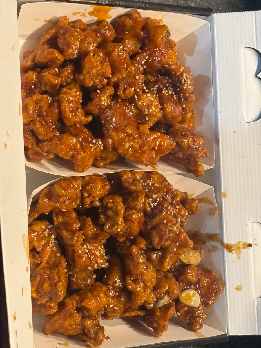 상자를 펼쳐 담긴 순한맛 간장맛 반반 닭강정