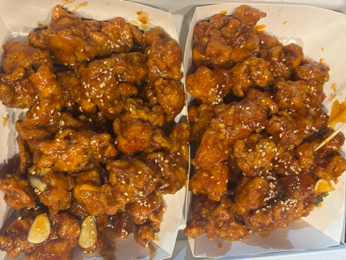 순한맛과 간장맛이 반씩 담긴 만년닭강정 반반 대