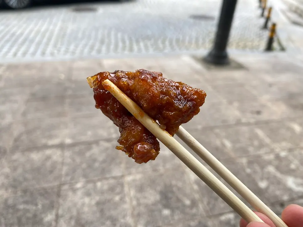 단짠 조화가 돋보이는 간장 순살 닭강정