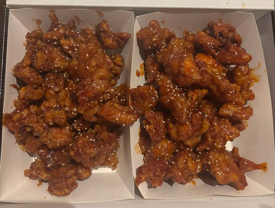 양념이 골고루 묻은 순한맛 닭강정