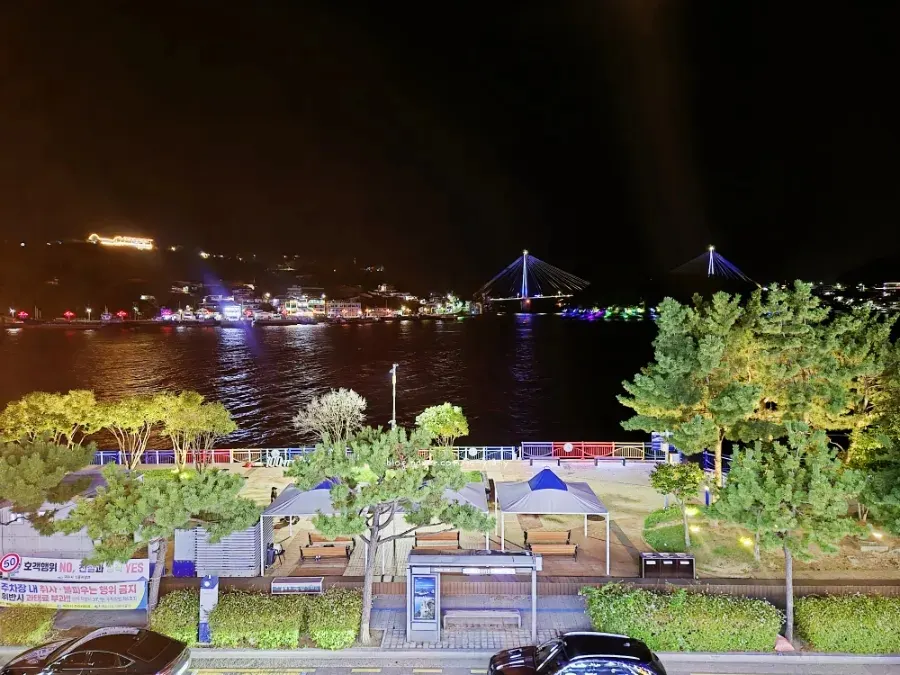 Dakgangjeong enjoyed with the night view on a Yeosu pension terrace