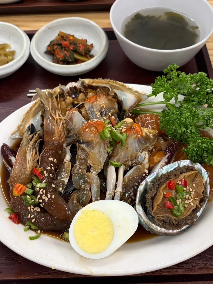 미역국과 반찬이 가득한 간장 모둠 한상