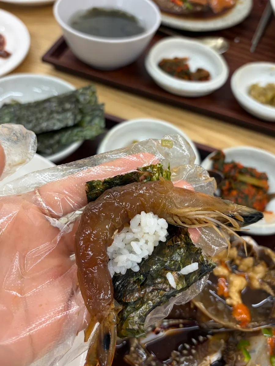 두툼하게 썰린 연어장