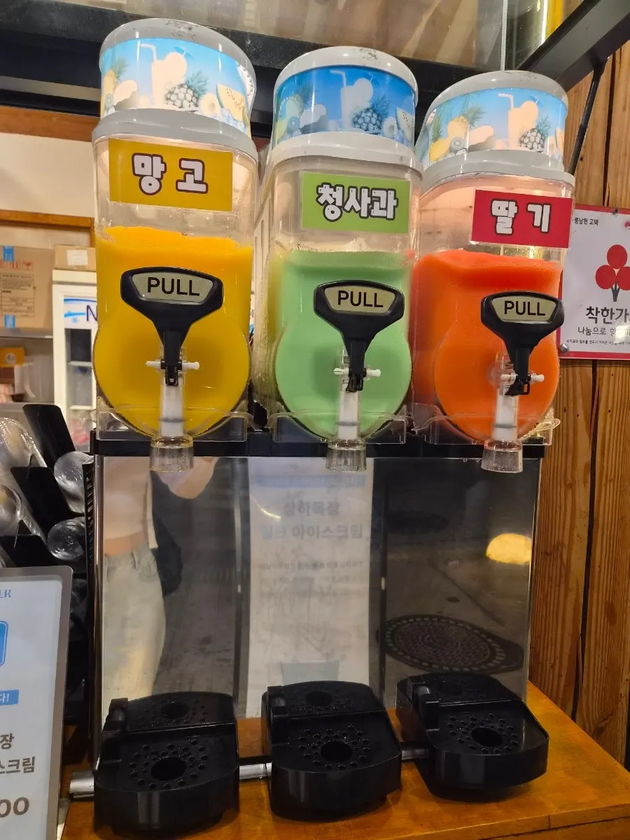 주문 후 즉석에서 조리되는 문어꼬치