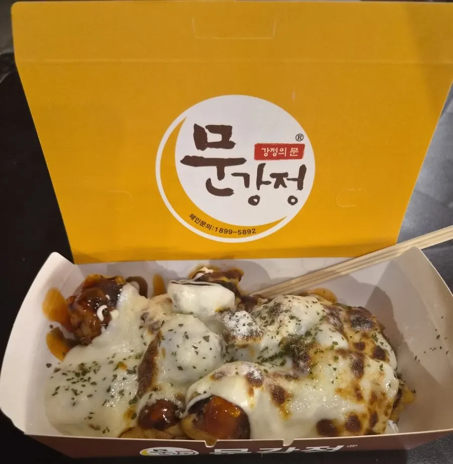 치즈가 올라간 치즈문강정 한 컵