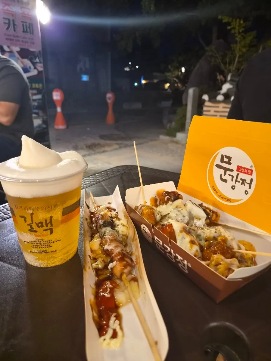 저녁 한옥마을 거리를 바라보며 먹는 길거리 간식