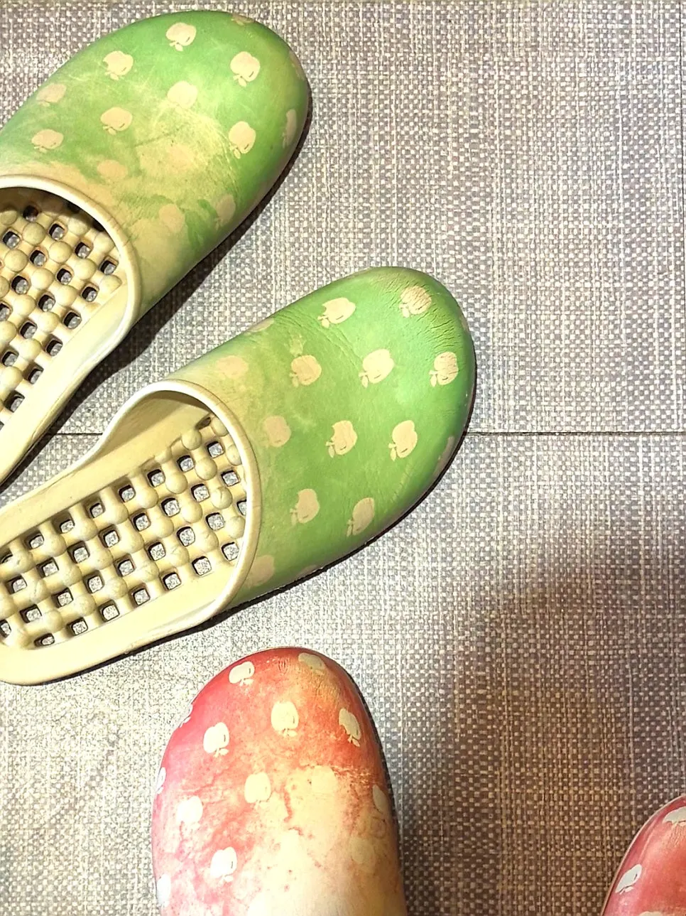 Changing into indoor slippers before using the foot bath café