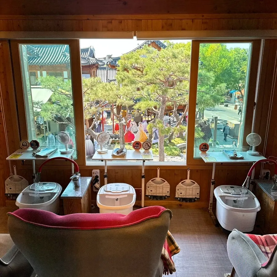 창밖으로 보이는 전주 한옥마을 풍경