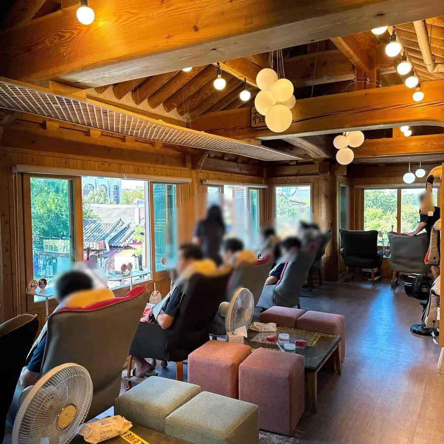 여유로운 분위기의 족욕카페 내부
