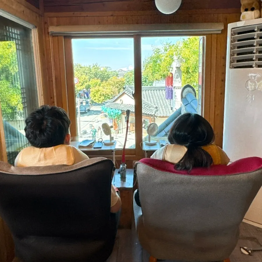 안쪽 창가 2인석 족욕 자리