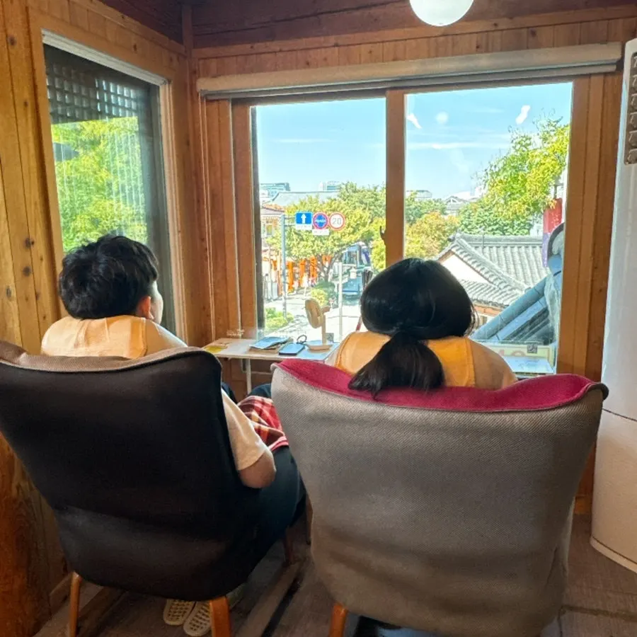 2인석 창밖으로 보이는 한옥마을 전망