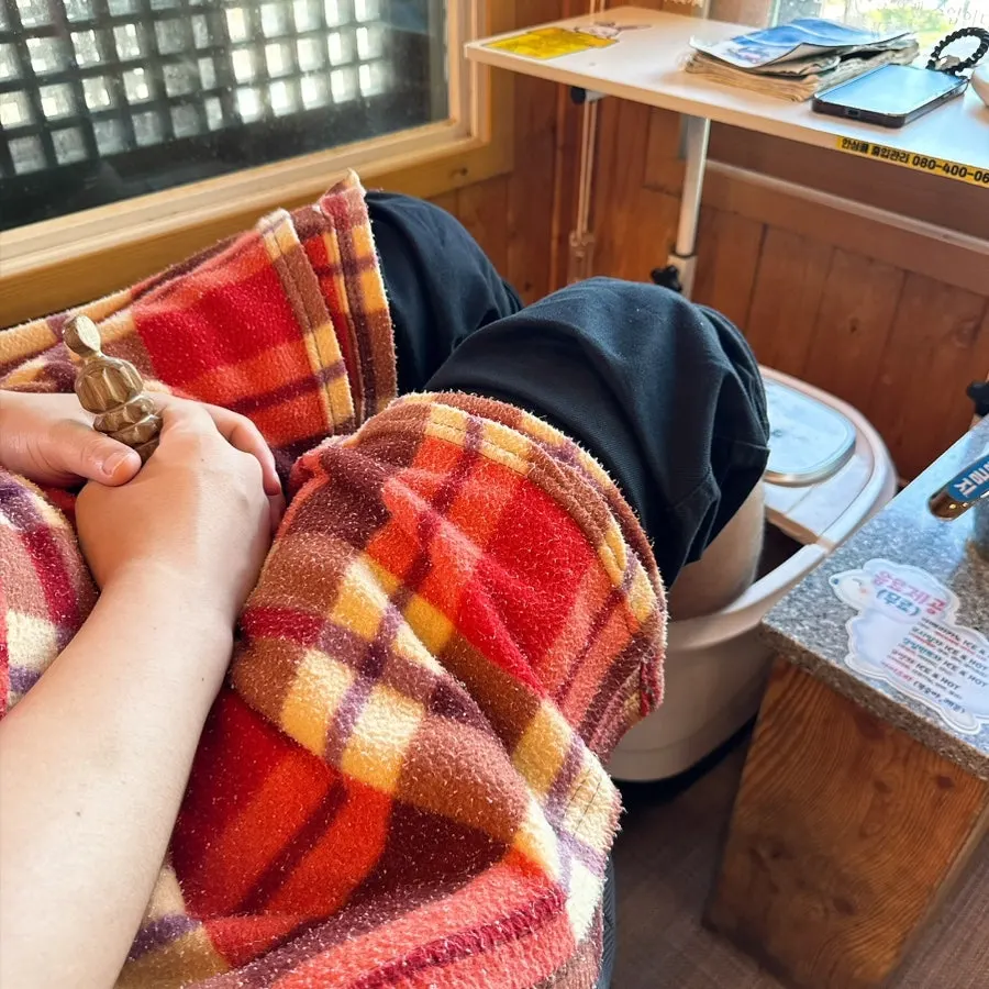 무릎 담요를 덮고 족욕하는 모습