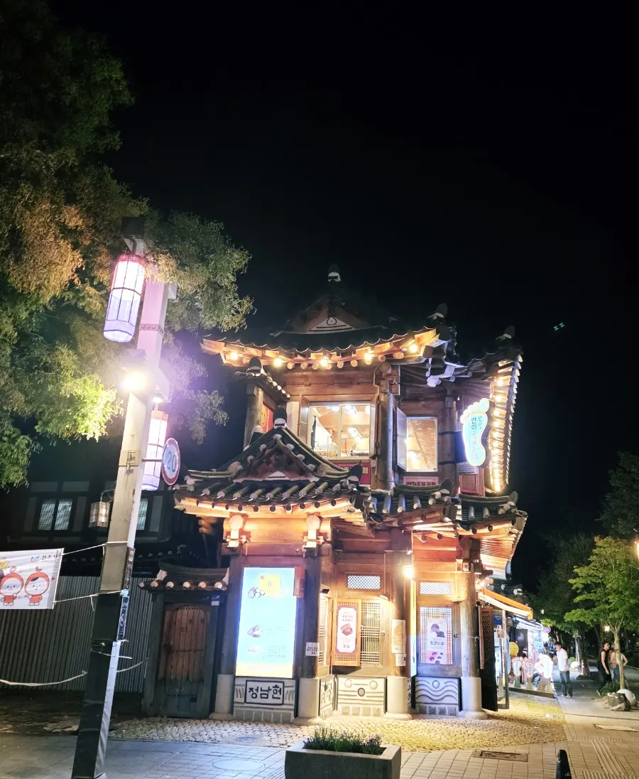 Exterior of Anma Jogyok Cafe Jeonmang on the 2nd floor of an Eunhaeng-ro building