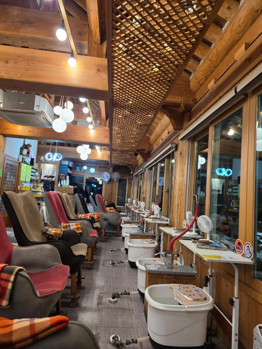 Spacious foot bath seating with comfy chairs
