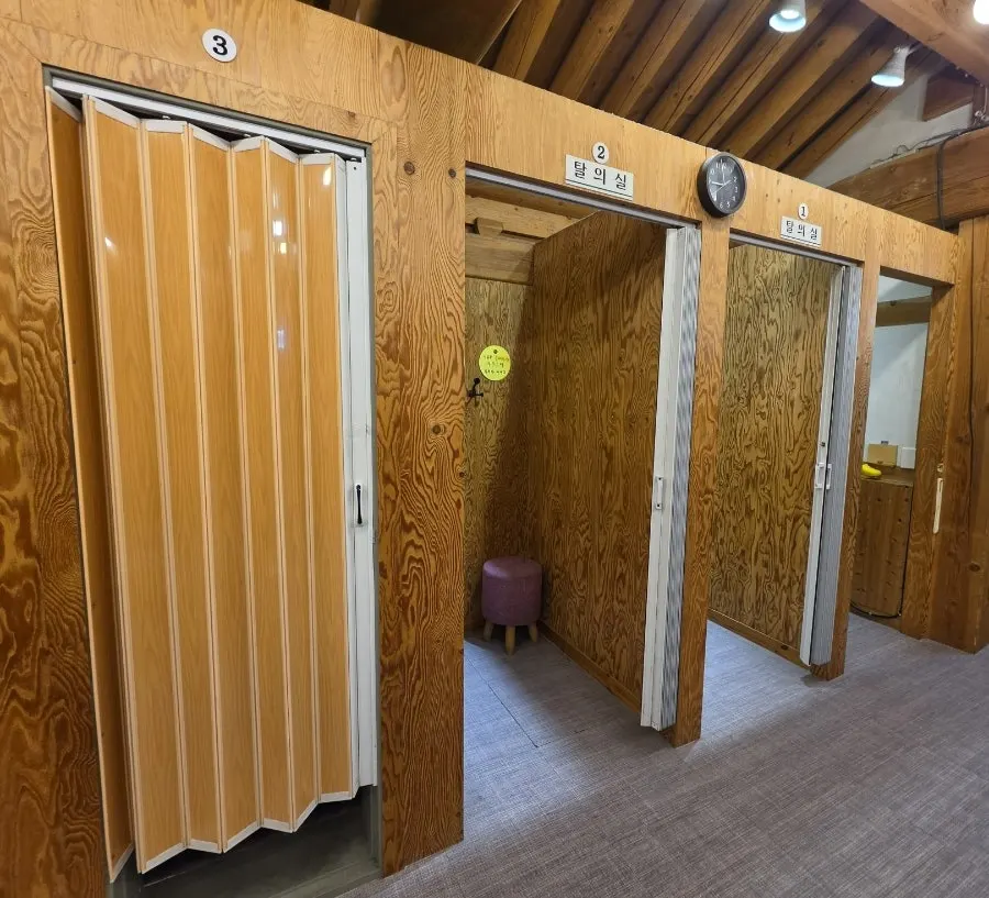 Lockers for storing belongings and a locker key