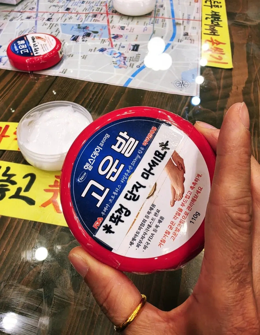 Preparing the foot-specific cream to finish the foot bath