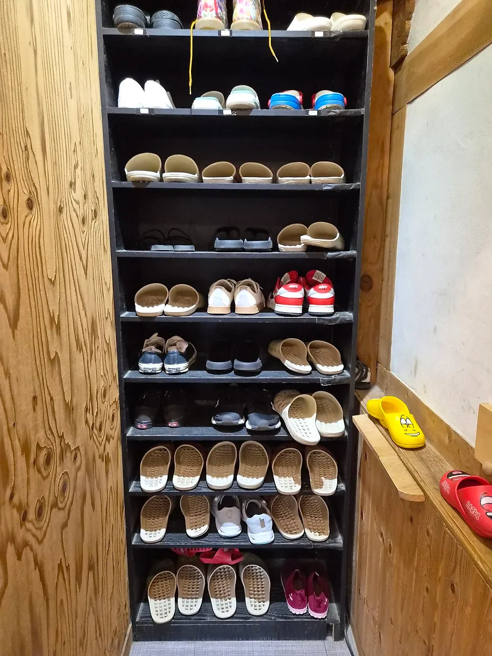 Entrance shoe cabinet where guests change into slippers