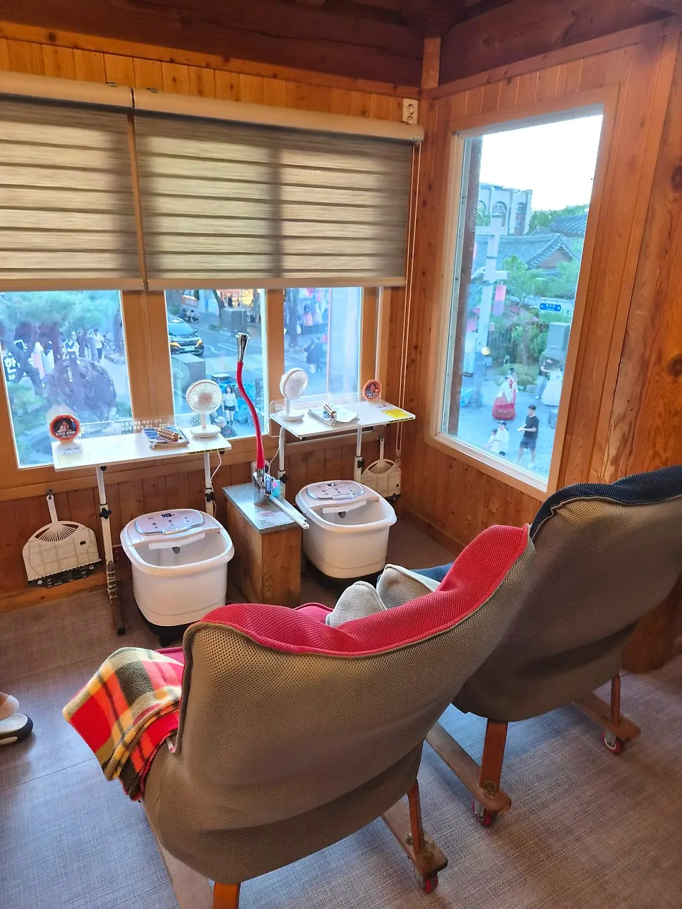Window-side seat after finishing the foot bath and shoulder massage