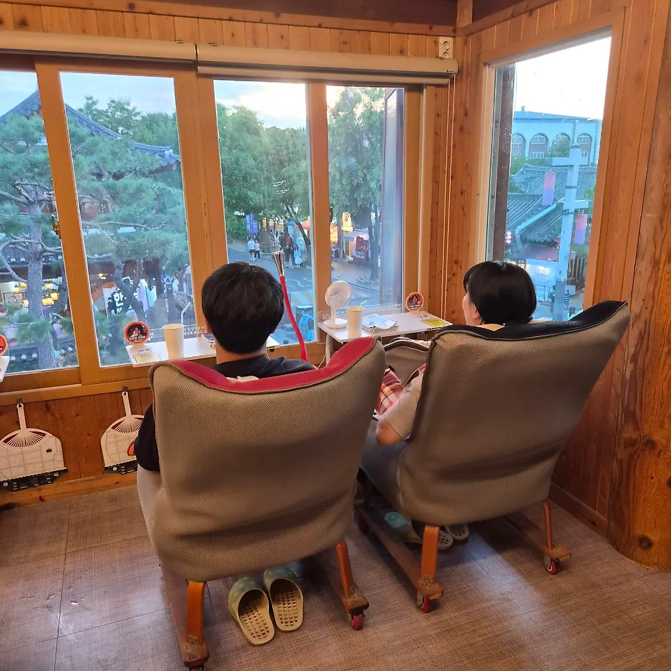 Wrapping up the rest with a hanok village view