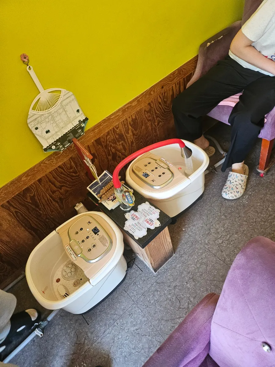 Waiting seat while the foot bath water is being filled