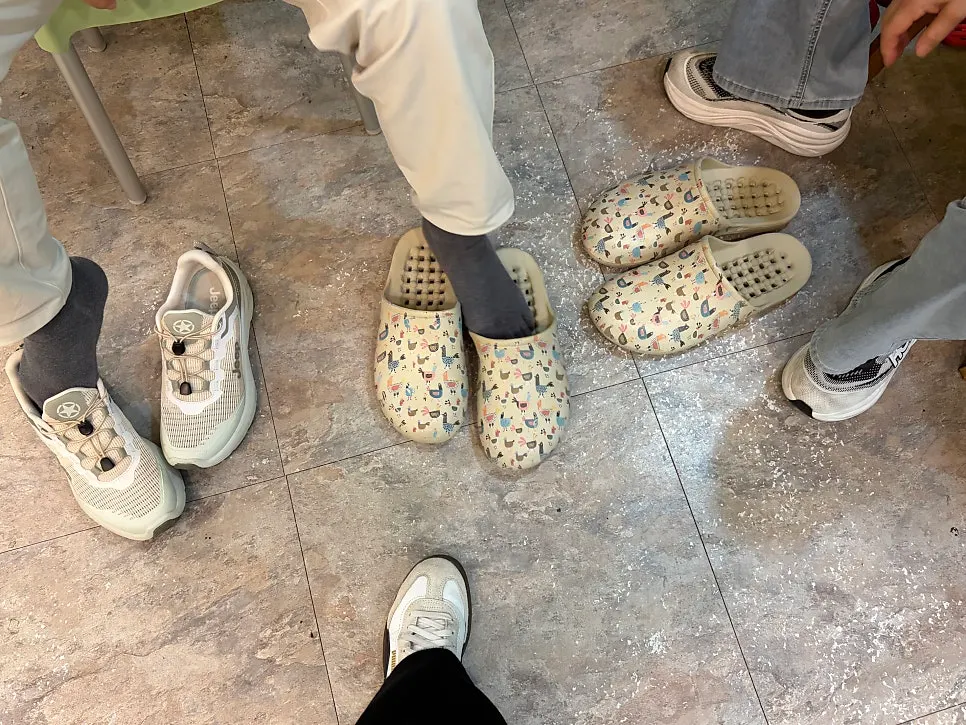 Taquillas y chanclas del local