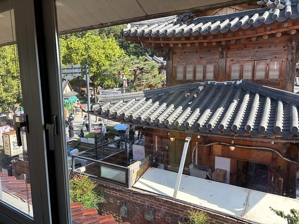 Vistas al Hanok Village de Jeonju desde la ventana