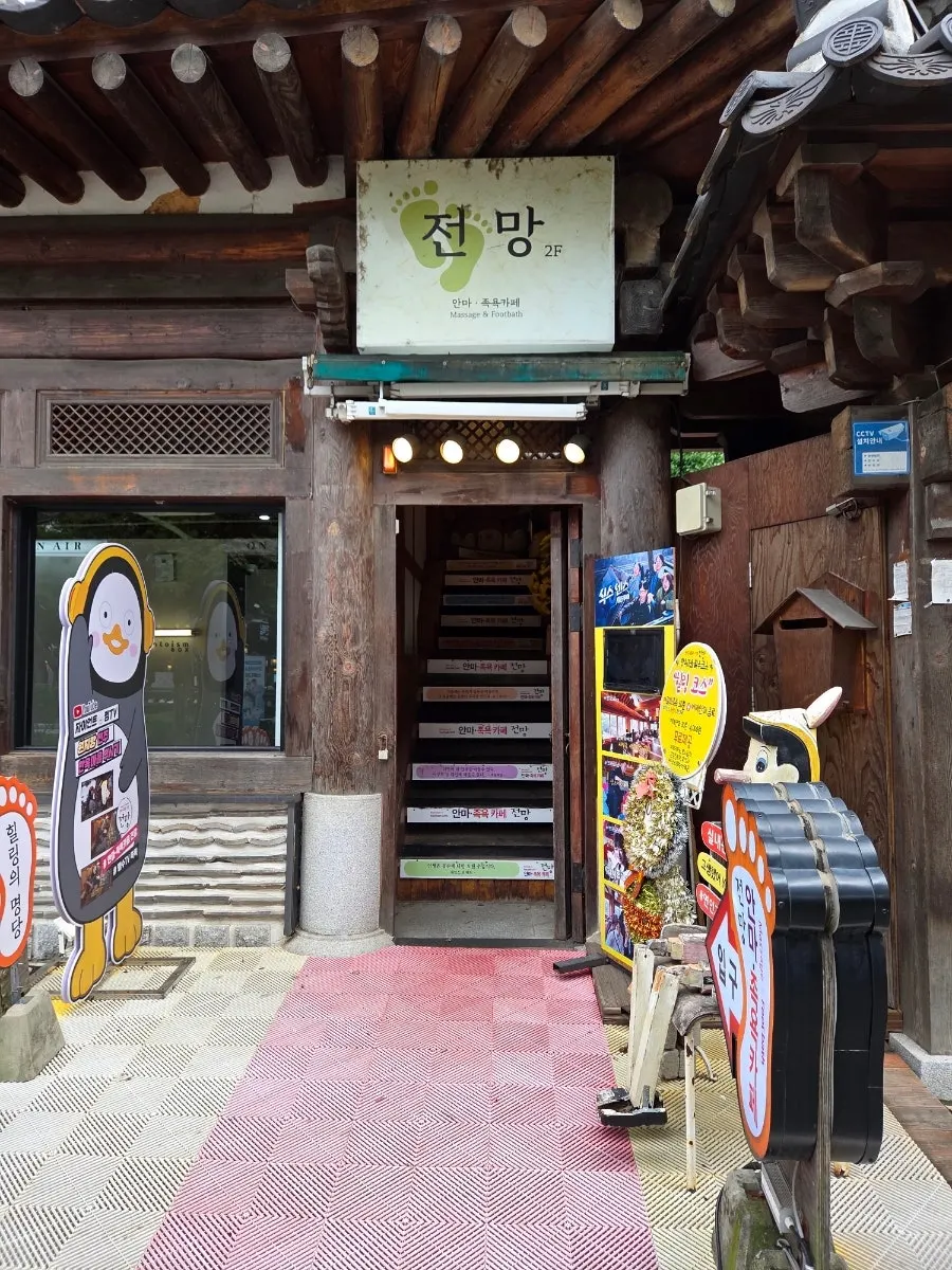Hanok alleyway along the main street of Jeonju Hanok Village