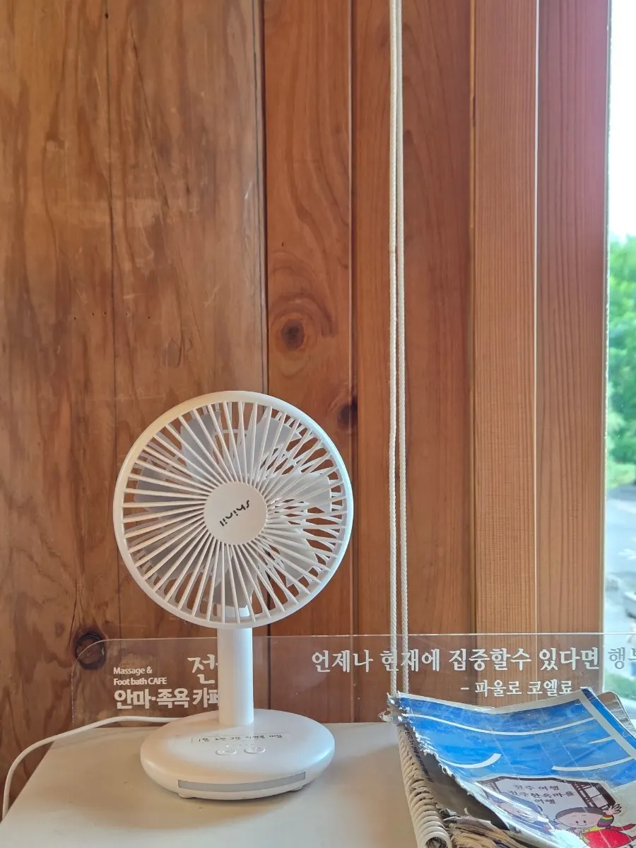 Soaking feet at the Yujaeseok Zone seat