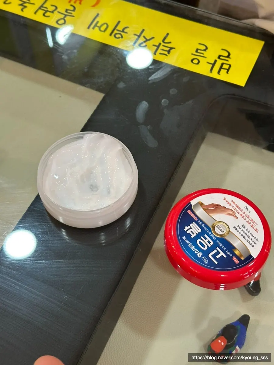 タオルで足を拭く仕上げの過程