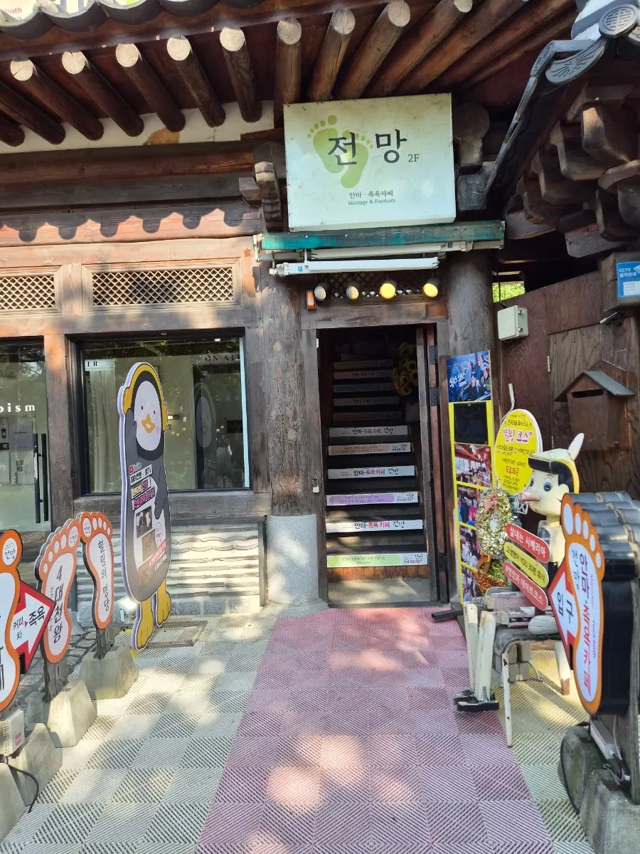 Cafe entrance with a notice about its TV feature