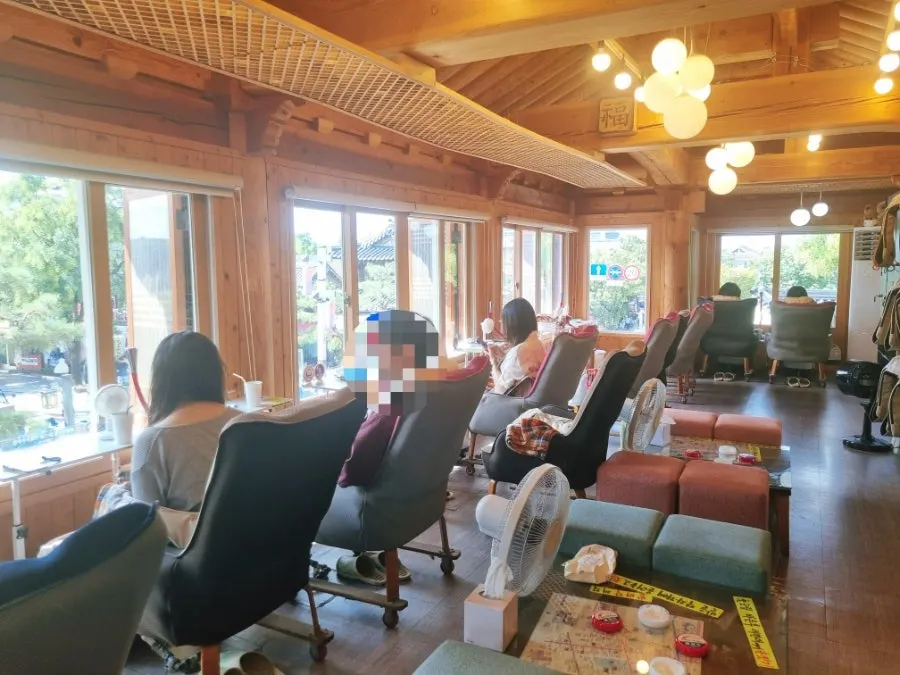 창가에서 바라본 한옥마을 전경
